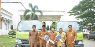 Bupati Al-Farlaky Serahkan Armada Sampah untuk UPTD Julok dan Idi Rayeuk