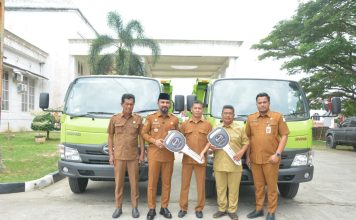 Bupati Al-Farlaky Serahkan Armada Sampah untuk UPTD Julok dan Idi Rayeuk