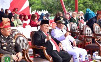 Bobby Kurniawan Wakili Ketua DPRD Bengkalis pada Prosesi Penurunan Bendera HUT ke-80 RI