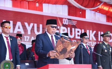 Khidmat, H. Misno Bacakan Teks Proklamasi pada Upacara HUT ke-80 RI di Mandau