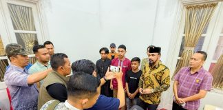 Bupati Al-Farlaky Sambut 5 Nelayan Aceh yang Terdampar di Kepulauan Aru, Maluku