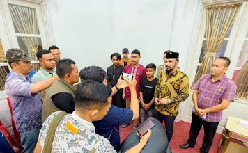 Bupati Al-Farlaky Sambut 5 Nelayan Aceh yang Terdampar di Kepulauan Aru, Maluku