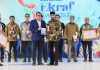 Bupati Al-Farlaky Terima Serambi Ekraf Award 2025