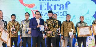 Bupati Al-Farlaky Terima Serambi Ekraf Award 2025