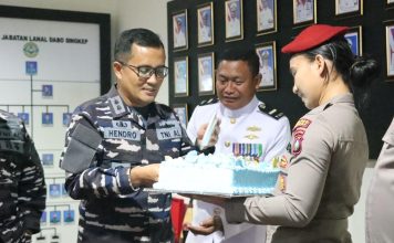 Wujudkan Sinergitas TNI-Polri, Kapolres Lingga Beri Kejutan Ulang Tahun ke-80 TNI AL