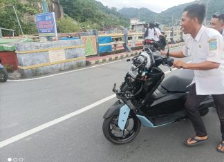 Breaking News: Seorang Pengendara Roda Dua Alami Kecelakaan Tunggal, Tabrak Pagar Trotoar di Jambatan Selayang Pandang II