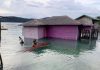 Tiang Lapuk, Harapan Runtuh: Rumah Panggung Baru Milik Warga Anambas Ambruk ke Laut
