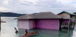 Tiang Lapuk, Harapan Runtuh: Rumah Panggung Baru Milik Warga Anambas Ambruk ke Laut