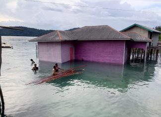 Tiang Lapuk, Harapan Runtuh: Rumah Panggung Baru Milik Warga Anambas Ambruk ke Laut