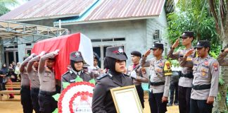 Upacara Pemakaman Bripka Henri Digelar Khidmat di TPU Masjid An-Nahl Ranai