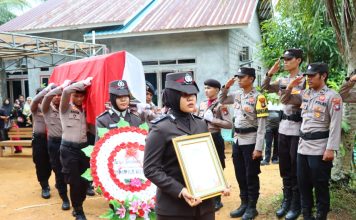 Upacara Pemakaman Bripka Henri Digelar Khidmat di TPU Masjid An-Nahl Ranai