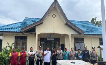 Polres Natuna Salurkan Bantuan Tandon Air untuk Warga Desa Tapau