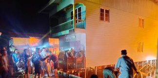 Kebakaran di Sedanau, TNI – Polri dan Masyarakat Berjibaku Memadamkan Api