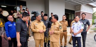 Pjs. Bupati Bengkalis Sambut Kedatangan Pj Gubri dan Rombongan Dengan Ciri Khas Adat Melayu