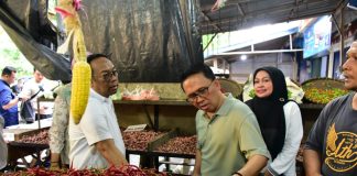 Dampingi Pj Gubri Monitoring di Pasar Terubuk, Pjs Bupati Bengkalis Sampaikan Kestabilan Harga dan Komitmen Pemerintah Daerah