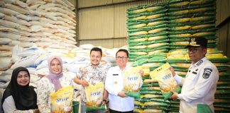 Pj Gubri Bersama Pjs Bupati Bengkalis Tinjau Gudang Bulog, Stok Beras Sampai Akhir Tahun Sudah Terpenuhi