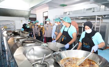 Kapolda Kepri Bersama Ketua Ombudsman RI Tinjau Dapur SPPG