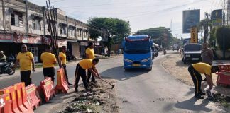 Jum’at Bersih, Kapolsek Peureulak Pimpin Anggota Gotong Royong