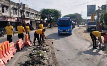 Jum’at Bersih, Kapolsek Peureulak Pimpin Anggota Gotong Royong