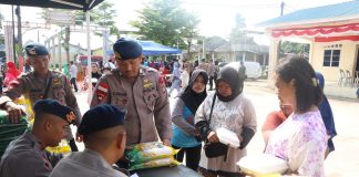 Polda Kepri Gelar Jum’at Berkah di Senggulung, Hadirkan Pangan Murah Layanan Kesehatan dan Makanan Gratis