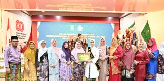 Bunda PAUD Kabupaten Bengkalis Kasmarni Terima Penghargaan Inspirator Parenting Positif