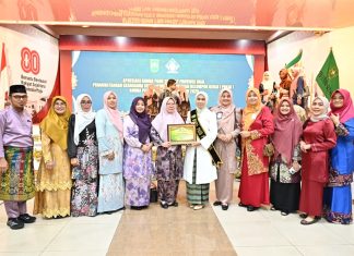Bunda PAUD Kabupaten Bengkalis Kasmarni Terima Penghargaan Inspirator Parenting Positif