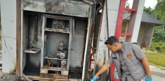Unit INAFIS Satreskrim Polres Aceh Timur Olah TKP Kebakaran Pertashop di Peureulak Barat