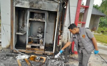 Unit INAFIS Satreskrim Polres Aceh Timur Olah TKP Kebakaran Pertashop di Peureulak Barat