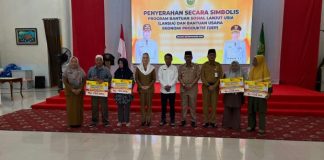 Bupati Cen Sui Lan Salurkan Bantuan Sosial Lansia dan Modal Usaha Produktif