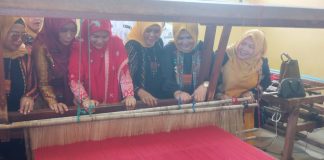 Ketua Dekranasda Aceh Timur Buka Pembinaan Desa Kerajinan Tenun di Peulalu