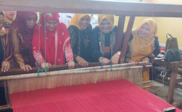 Ketua Dekranasda Aceh Timur Buka Pembinaan Desa Kerajinan Tenun di Peulalu