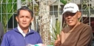 Peduli Olahraga, Sekda Lingga H. Armia Serahkan Bantuan Bola Voli untuk Pemuda Penuba