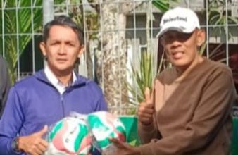 Peduli Olahraga, Sekda Lingga H. Armia Serahkan Bantuan Bola Voli untuk Pemuda Penuba