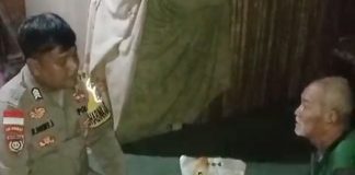 Bhabinkamtibmas Brigpol Dhenes Berbagi Sembako Kepada Warga Kurang Mampu