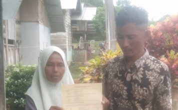 Kepala Desa Cek Mbon Hasan Basri Serahkan Tapak Rumah untuk Kaum Dhuafa