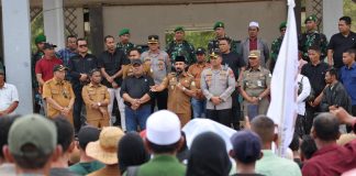 Bupati Al-Farlaky Sambut Pendemo dengan Dialog Terbuka