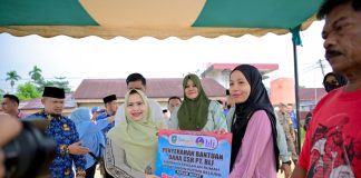 Pemerintah Kabupaten Bengkalis Salurkan Bantuan Uang Tunai Untuk Korban Puting Beliung di Duri Kecamatan Mandau