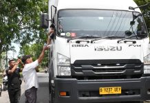 Pemuda Aceh Timur Razia Truk Plat Luar Aceh di Depan Kantor Dekranasda Berikan Makan Siang Gratis