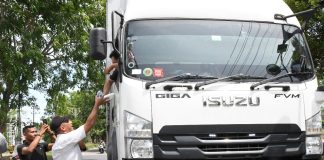 Pemuda Aceh Timur Razia Truk Plat Luar Aceh di Depan Kantor Dekranasda Berikan Makan Siang Gratis