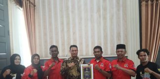 PWDPI Berikan Piagam Penghargaan Nasional Kepada Wakil Bupati Aceh Timur