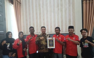PWDPI Berikan Piagam Penghargaan Nasional Kepada Wakil Bupati Aceh Timur