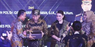 Pakaikan Tanjak Melayu ke Kapolrestabes Medan yang Baru, Wakil Wali Kota Berharap Sinergitas Terus Terjalin Atasi Kejahatan Narkoba