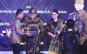 Pakaikan Tanjak Melayu ke Kapolrestabes Medan yang Baru, Wakil Wali Kota Berharap Sinergitas Terus Terjalin Atasi Kejahatan Narkoba