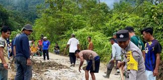 Jum’at Bersih, Personel Polsek Simpang Jernih Gotong Royong Bersama Warga