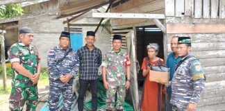 Pos TNI AL Midai Gelar Jumat Bersih dan Bagi Sembako, Wujud Kepedulian TNI untuk Warga Pulau Midai