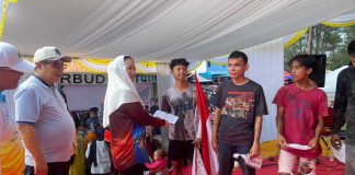 Serahkan Hadiah Panjat Pinang, Bupati Cen Sui Lan Janjikan HUT Natuna Tahun Depan Lebih Meriah