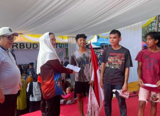 Serahkan Hadiah Panjat Pinang, Bupati Cen Sui Lan Janjikan HUT Natuna Tahun Depan Lebih Meriah