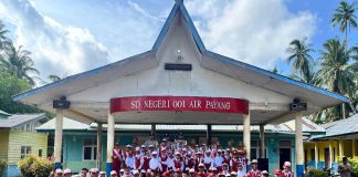 Bhabinkamtibmas Polsek Pulau Laut Laksanakan Program “Go To School” di SDN 001 Air Payang, Tanamkan Disiplin Sejak Dini