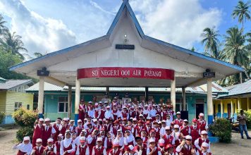 Bhabinkamtibmas Polsek Pulau Laut Laksanakan Program “Go To School” di SDN 001 Air Payang, Tanamkan Disiplin Sejak Dini