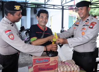 Pemberian yang Tulus di Warung Kopi: Aipda Jack dan Aipda Bernard Ulurkan Kasih untuk Warga Tarempa Barat